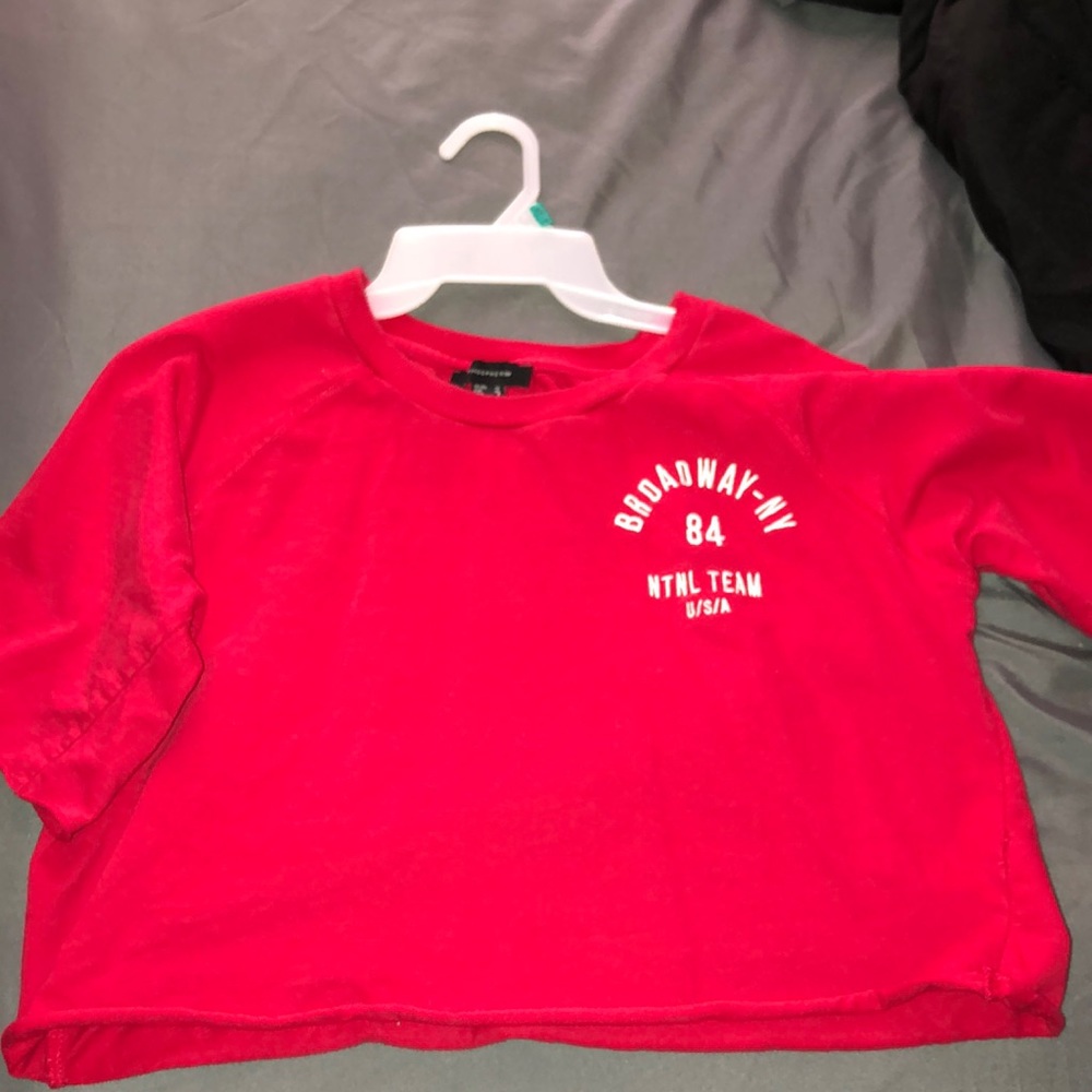 Super cute cropped broadway tee.